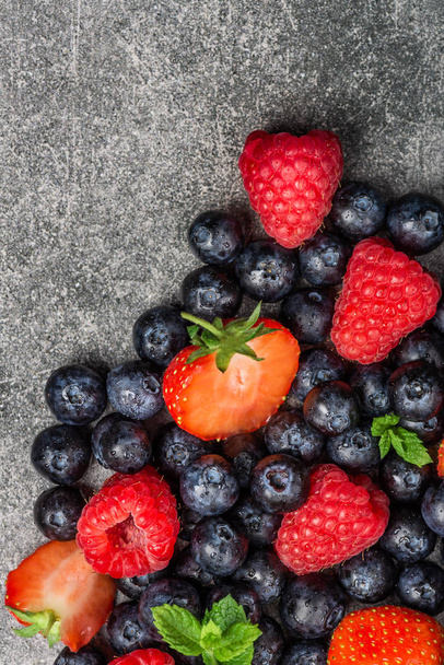 Свежие летние ягоды, такие как черника, клубника, малина
 - Фото, изображение