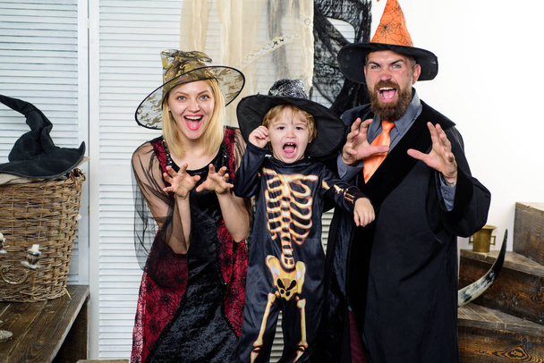Halloween Party. Horror achtergrond. 31 oktober. Halloween jurken en heks kostuums en heks hoeden. Geheimen van magie voor Happy Halloween. - Foto, afbeelding