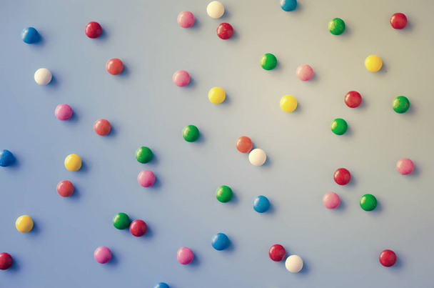 Fondo de caramelos de chocolate con esmalte de color. Caramelos dispersos multicolores
. - Foto, Imagen