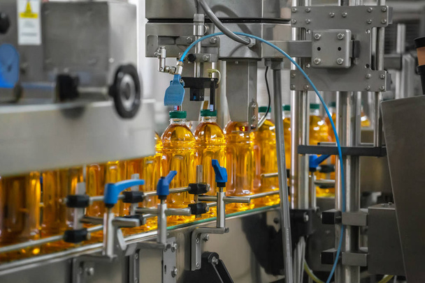 Автоматичний конвеєрний пояс виробничої лінії соку на напоїв заводі або заводі, сучасне комп'ютеризоване промислове обладнання
 - Фото, зображення