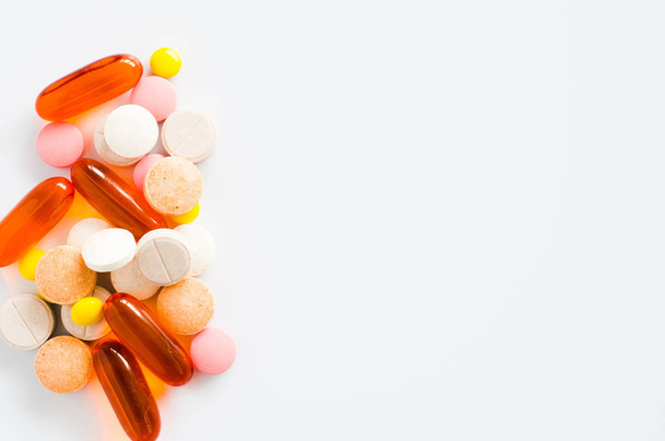 Valikoima värikkäitä tabletteja, pillereitä, huumeita valkoisella taustalla. Lääkitys ja terveydenhuollon käsite
. - Valokuva, kuva
