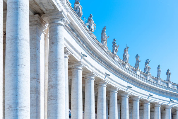 Doric Colonnade with statues of saints on the top. St. Peters Square, Vatican City - 写真・画像