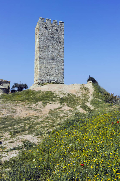Bizánci torony a városban Nea Fokea, Kassandra, Chalkidiki, Közép-Macedónia, Görögország - Fotó, kép
