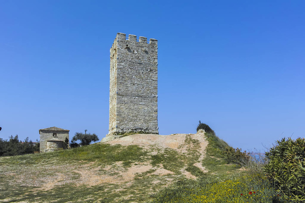 Fokea、カッサンドラ、ハルキディキ県、中央マケドニア、ギリシャの町にあるビザンチンの塔 - 写真・画像