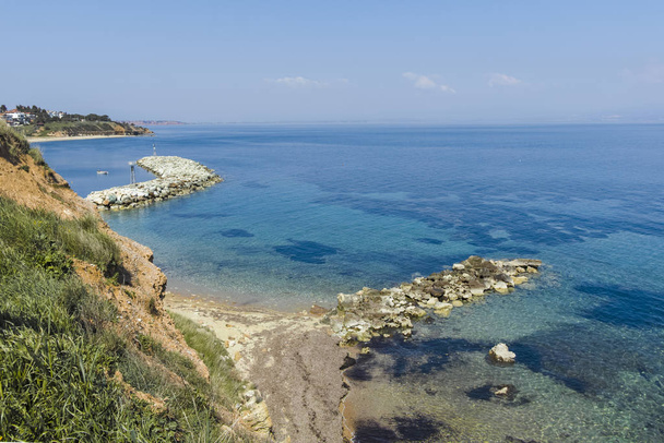 ネア・フォケア、カサンドラ、チャルキディキ、中央マケドニア、ギリシャの町の海岸線の海景 - 写真・画像