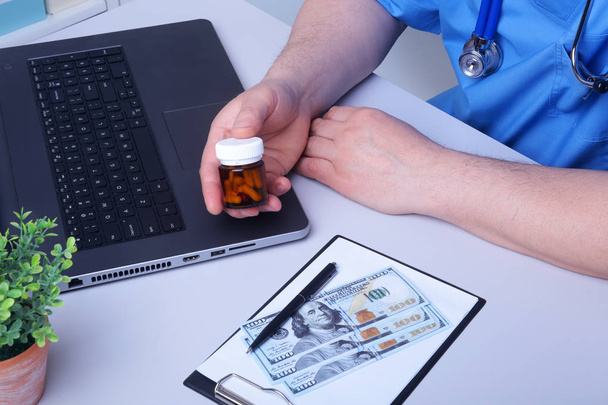 Médico mão mostrando caixas de drogas no Office Desktop. Conceito de Assistência à Saúde, Medicina e Farmácia. - Foto, Imagem