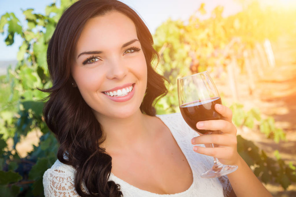 schöne junge erwachsene Frau genießt ein Glas Wein im Weinberg - Foto, Bild