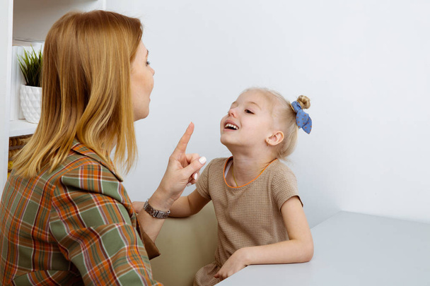 Spraaktherapie concept. Patiënt kind met vrouwelijke therapeut training uitspraak. - Foto, afbeelding