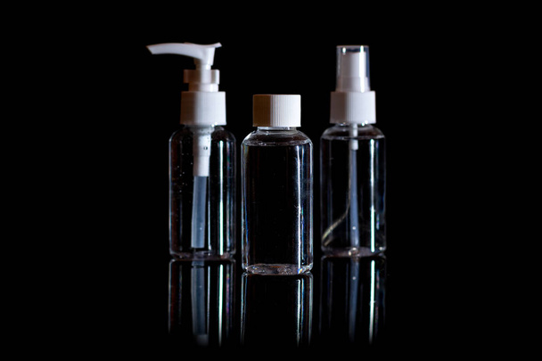 Üres üveg kozmetikai palackok fekete háttér nyomtatott design és kigúnyolják - Fotó, kép