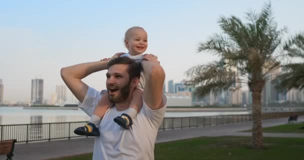 Otec kráčel s dítětem na krku - Záběry, video