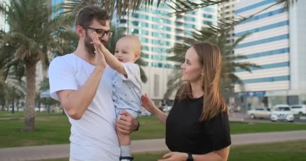 Il bambino prende il palmo del padre sorridente e ridente in piedi nel parco estivo
 - Filmati, video