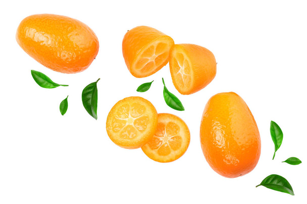 Cumquat o kumquat con lisas aisladas sobre fondo blanco. Vista superior. Puesta plana
 - Foto, Imagen
