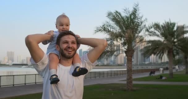 Apa sétál egy gyermek ül a nyakon - Felvétel, videó