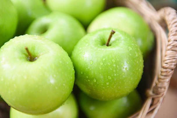 Groene appels-oogst appel in de mand te verzamelen fruit in de  - Foto, afbeelding