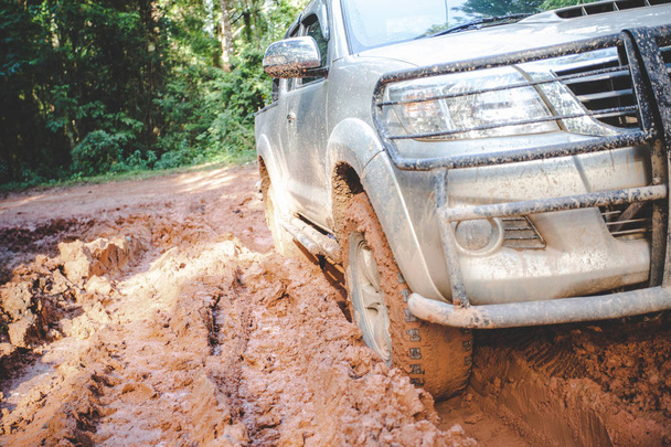  Sale voiture hors route, VUS recouvert de boue sur la route de campagne, De
 - Photo, image