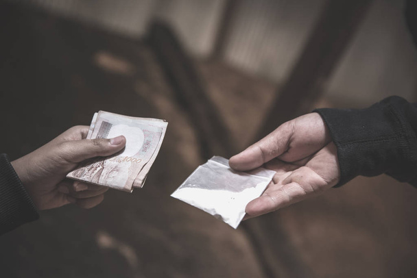 Χέρι του εξαρτημένος άνθρωπος με χρήματα αγοράζοντας δόση κοκαΐνης ή ηρωίδα, - Φωτογραφία, εικόνα