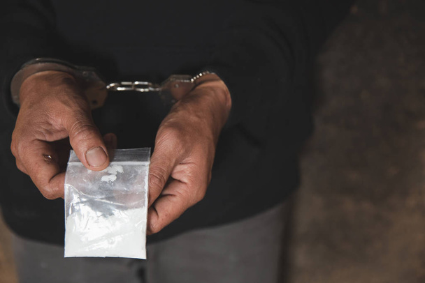 Poliisi pidätti huumekauppiaan käsiraudoilla. Laki ja poliisiasiat
 - Valokuva, kuva