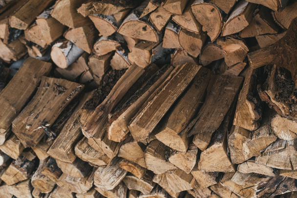 Chopped wood in the stack. Wooden firewood logs superimposed on each other. - Foto, Imagem