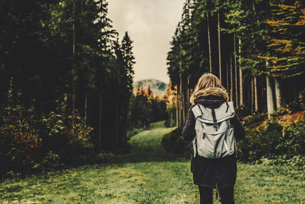 Jonge meisje wandelaar in het bos bergen landschap met rugzak reizen. Levensstijl zwerflust avontuur. Locatie Karpaten nationaal park, Oekraïne, Europa - Foto, afbeelding