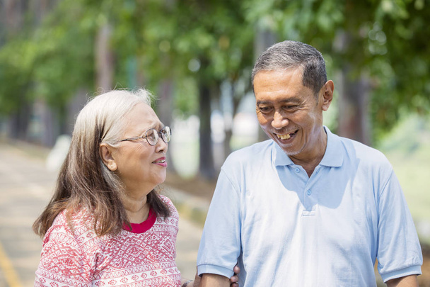 Happy aged couple chatting in the park - Valokuva, kuva