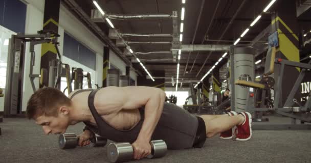 Sportsmen Dips in the Gym - Imágenes, Vídeo