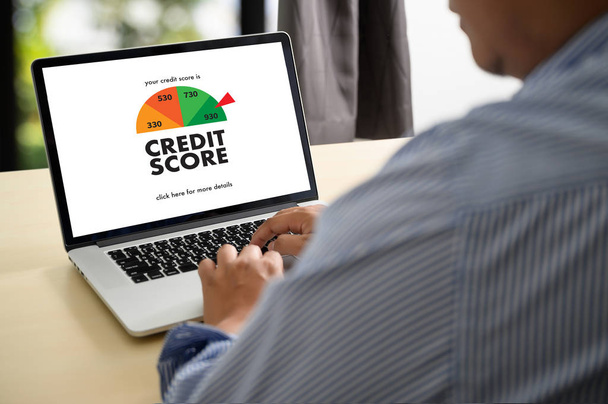 CREDIT SCORE (Businessman Checking Credit Score Online and Finan - Foto, afbeelding