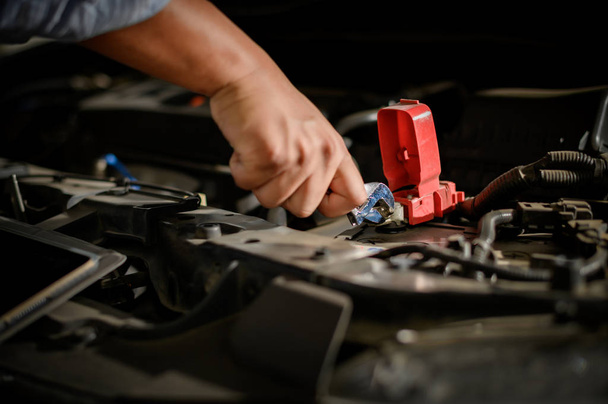 Reparatiedienst auto automonteur werken in garage automonteur  - Foto, afbeelding