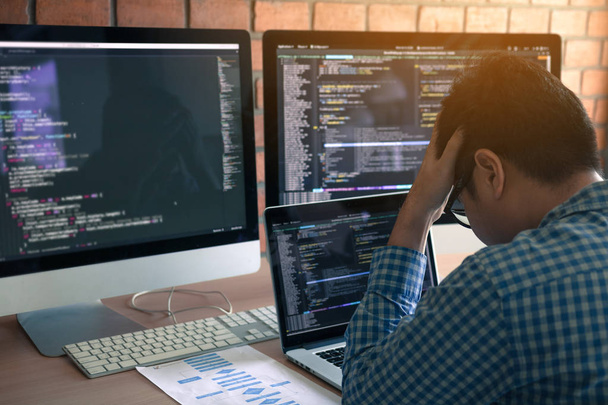 Softwareentwickler Kopfzerbrechen bei Code-Analyse im Büro. - Foto, Bild
