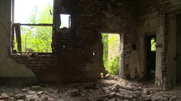 edifício do exército abandonado e materiais de óleo tóxico no chão
 - Filmagem, Vídeo