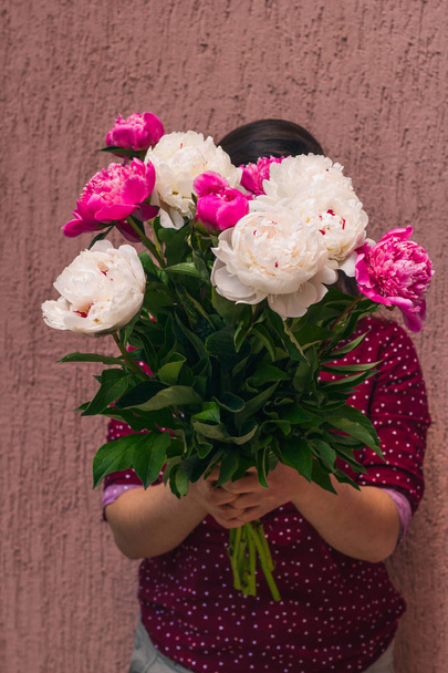 woman with peony flowers bouquet - Фото, зображення