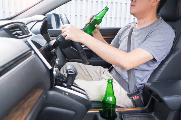 No bebas para conducir concepto, joven borracho bebiendo botella o
 - Foto, imagen