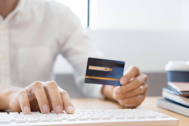 Homme payant par carte de crédit et entrant le code de sécurité pour onlin
 - Photo, image