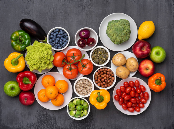 Ingredientes alimentares saudáveis: legumes frescos, frutas e superalimentos. Nutrição, dieta, conceito de comida vegana
 - Foto, Imagem