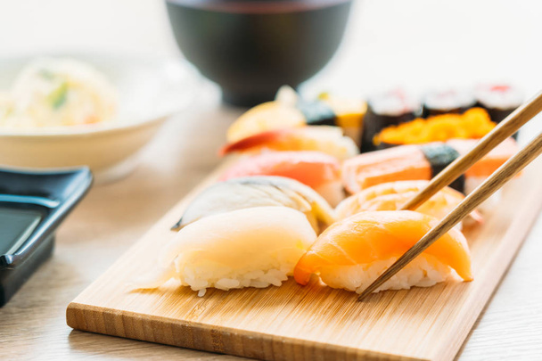 Lohi tonnikalan kuori katkarapuja ja muuta lihaa sushi maki
 - Valokuva, kuva