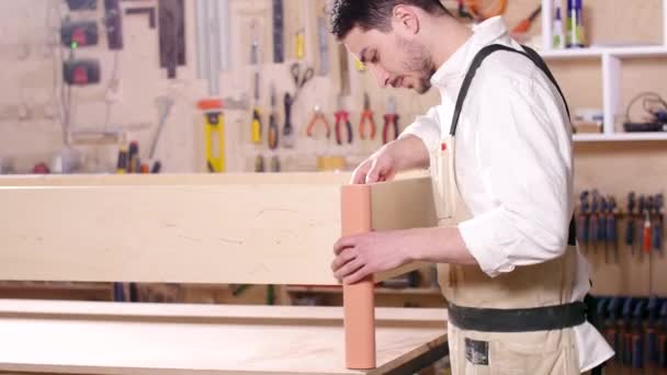 İş ve üretim kavramı. Atölye genç adam mobilya birleştirir - Video, Çekim
