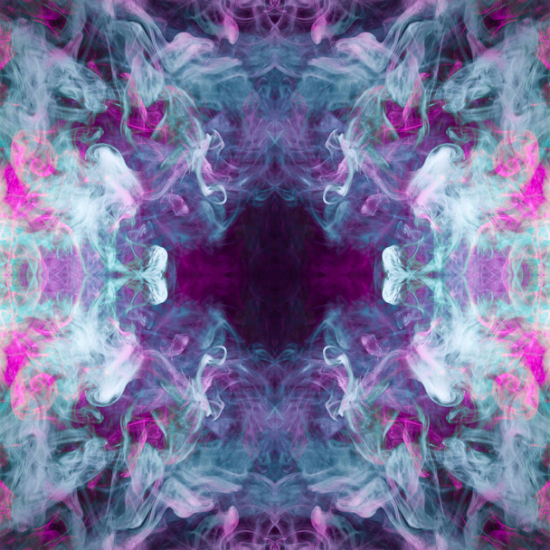 Nube de humo azul y rosa en forma de cráneo, monstruo, dragón sobre un fondo negro aislado. Fondo del humo del vapor. Mocap para camiseta fresca
 - Foto, Imagen