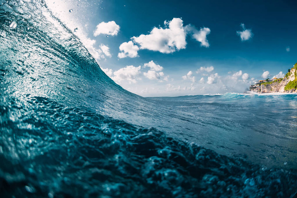 Crashen Oceaan Blauwe golf. Het breken van Barrel Wave  - Foto, afbeelding
