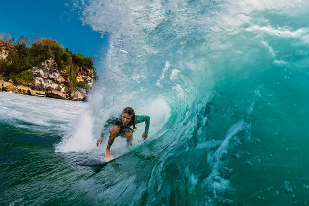 2. kesäkuuta 2019. Balilla, Indonesiassa. Surffari ratsastaa tynnyri aalto. Ammatillinen surffaus suurilla aalloilla
. - Valokuva, kuva