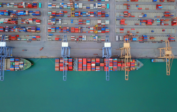 Αεροφωτογραφία πάνω του κοντέινερ φορτίου πλοίου για την εξαγωγή και την εισαγωγή - Φωτογραφία, εικόνα