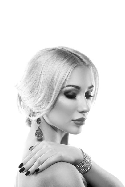 Porträt einer jungen blonden Frau mit trendigen Accessoires und stylischem Make-up auf weißem Hintergrund - Foto, Bild