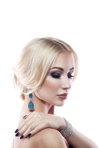 Porträt einer jungen blonden Frau mit trendigen Accessoires und stylischem Make-up auf weißem Hintergrund - Foto, Bild
