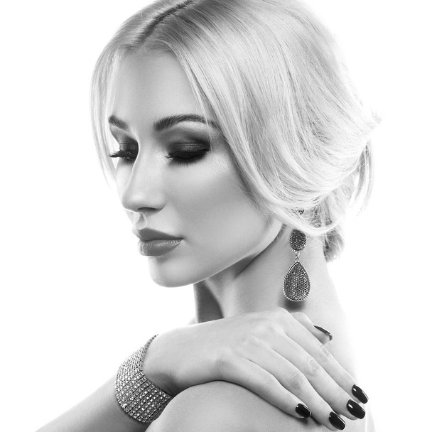 Портрет молодой блондинки с модными аксессуарами и стильным макияжем на белом фоне
 - Фото, изображение