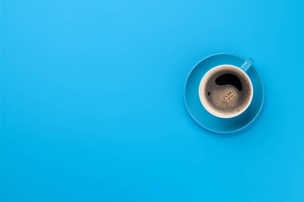 Tasse à café bleue sur fond bleu
 - Photo, image