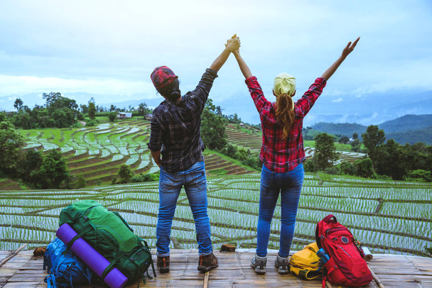 Milenka a muž asijský cestování příroda. Cestování je v klidu. Pohled na rýžové pole v létě v moutain papongpieng. Thailan - Fotografie, Obrázek