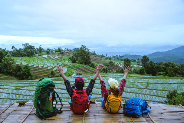 Liebhaber Frau und Mann asiatische Reisenatur. Reisen entspannen. Aussichtspunkt Reisfeld des Feldes auf dem Berg Papongpieng im Sommer. thailand - Foto, Bild