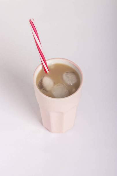 Освіжаюча і підбадьорююча кава з льодом у склянці на вогні
 - Фото, зображення