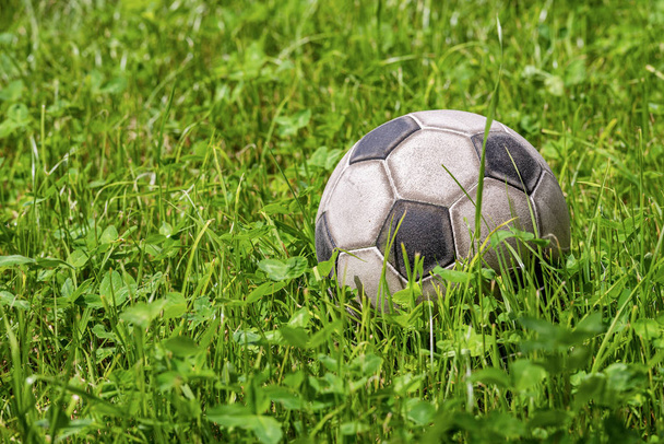 Skórzana piłka do piłki nożnej na zielonej trawie-piłka nożna Sport - Zdjęcie, obraz