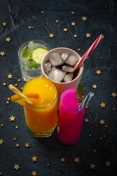 Cztery rodzaje orzeźwiających napojów z lodem na ciemnoniebieskim rynek - Zdjęcie, obraz
