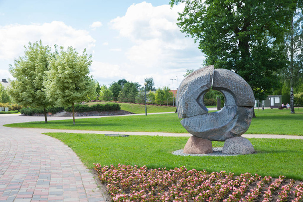Stad Jelgava, Letse Republiek. Stadspark met beeldhouwwerk en Flo - Foto, afbeelding