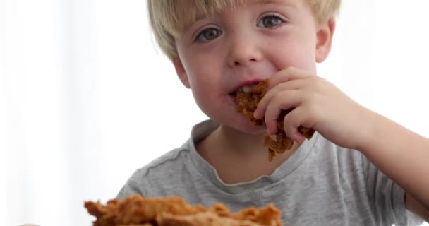 Χαριτωμένο αγόρι απολαμβάνει το φαγητό - Πλάνα, βίντεο